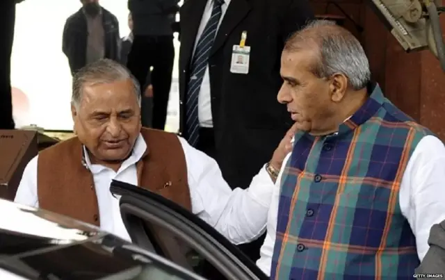 હાઇકોર્ટના નિર્ણય બાદ પણ જગદંબિકા પાલ (જમણે) મુખ્ય મંત્રી કાર્યાલય છોડવા માટે તૈયાર નહોતા