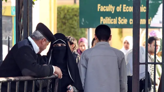 سيدة منتقبة في الجامعة