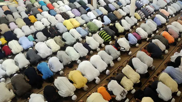 இலங்கையில் புனர்வாழ்வு முகாம்களுக்கு அழைத்துச்செல்லப்பட்ட முஸ்லிம் அகதிகள்