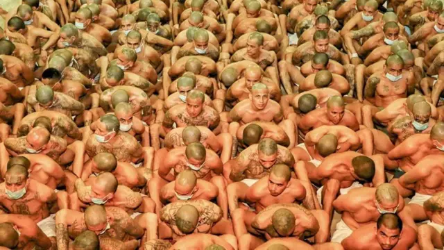 గూండా గ్యాంగులపై తాము కఠిన వైఖరి అవలంబిస్తుందనడానికి ఈ ఫోటోలే నిదర్శనమని ప్రభుత్వం అంటోంది