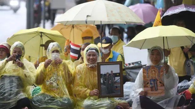 แม้ฝนจะตกลงมาในช่วงเวลา 16.00 น. แต่ประชาชนก็ยังปักหลักรอเฝ้ารับเสด็จฯ