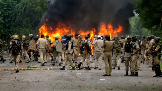 પોલીસકર્મીઓની તસવીર