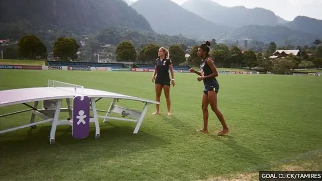 مونیکا و کرولین از تیم ملی برزیل در حال بازی تک‌بال