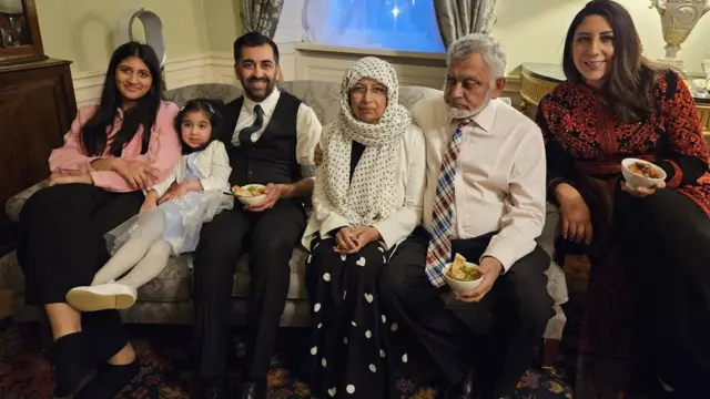 हमज़ा यूसुफ़ अपने परिवार के साथ
