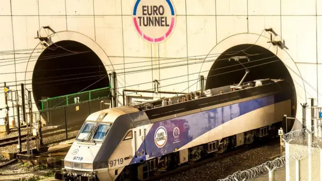 এই ইউরো টানেল দিয়ে চলাচল করে ইউরোস্টার ট্রেন।