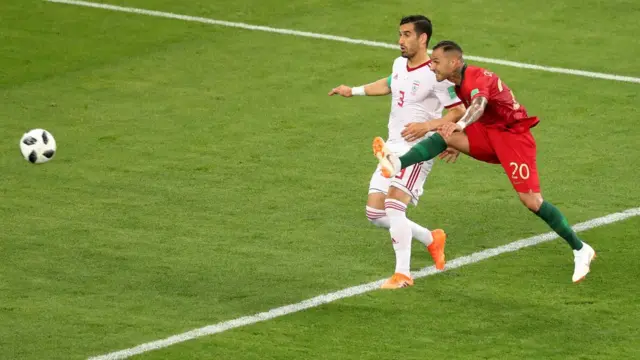 Quaresma sigue la trayectoria de la pelota hasta el fondo de la red después de pegarle de manera exquisita con el exterior del pie.