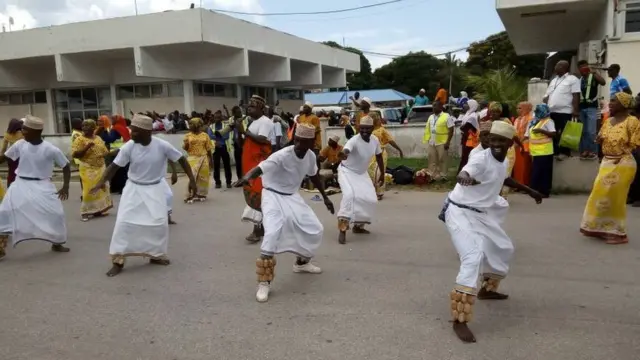 Baadhi ya watumbuizaji waliofika katika uwanja wa ndege kuilaki timu hiyo ya Zanzibar