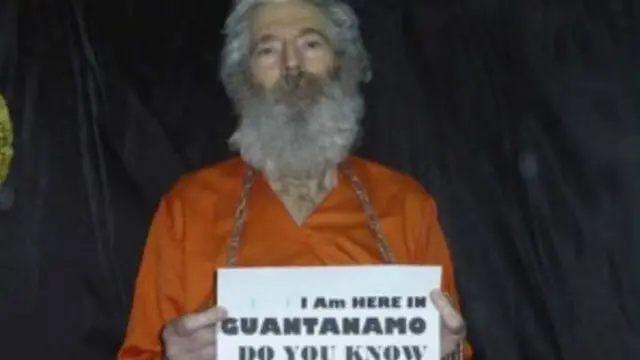 خانواده باب لوینسون در سال ۲۰۱۱ تصاویری از او را دریافت کرد که او در لباس زندانیان گونتانامو نشان می داد