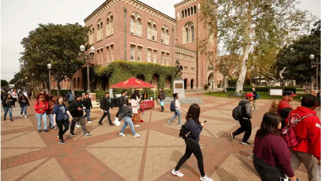 ইউনিভার্সিটি অব সাউদার্ন ক্যালিফোর্নিয়ার ক্যাম্পাস। বিদেশি ছাত্র-ছাত্রীদের মধ্যে আনুপাতিক হারে বাংলাদেশিদের সংখ্যা বাড়ছে।