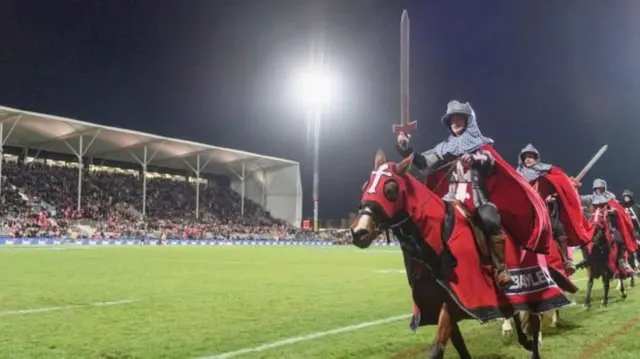 Crusaders takımının bir maçı öncesi düzenlenen gösteri