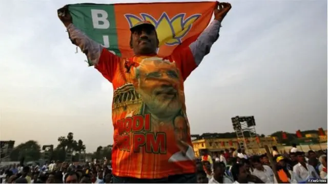 बीजेपी का झंडा लहराते हुए एक शख़्स