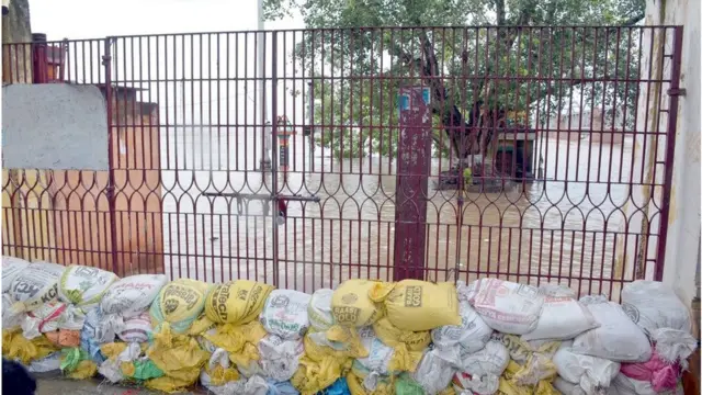 వరద రాకుండా ఇసుక బస్తాలను అడ్డుగా వేస్తున్నారు