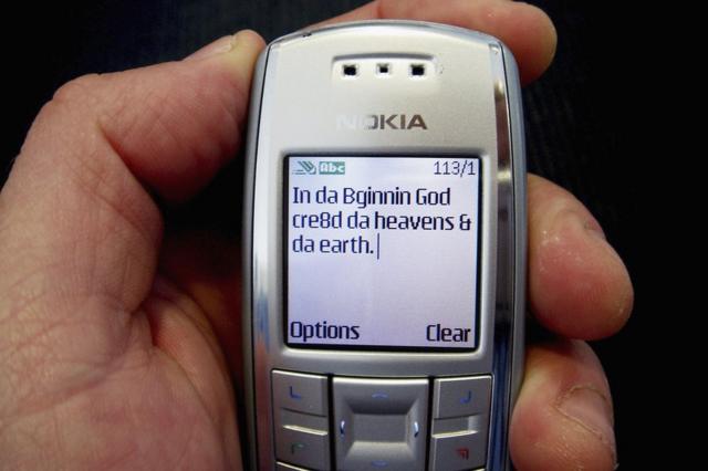 Celular antigo com mensagem de texto na tela