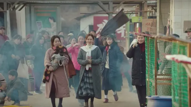 원두 커피, 외국 향초 등 북한에서 쉽게 구하지 못할 것이라고 생각했던 물건들을 극 중 장마당에서 다 구할 수 있다