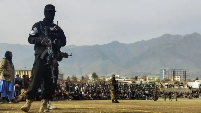 Des personnes assises attendant d'etre punies