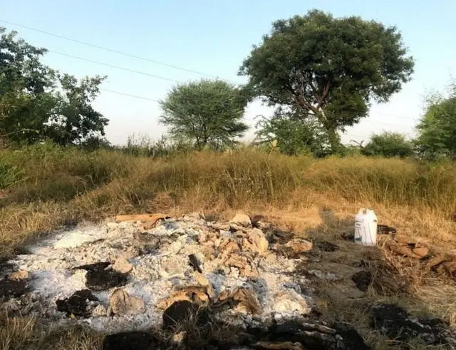 हाथरस प्रकरणात युपी पोलिसांनी रात्रीच्या अंधारात कुटुंबाच्या उपस्थितीशिवायच पीडितेवर अंत्यसंस्कार केले.