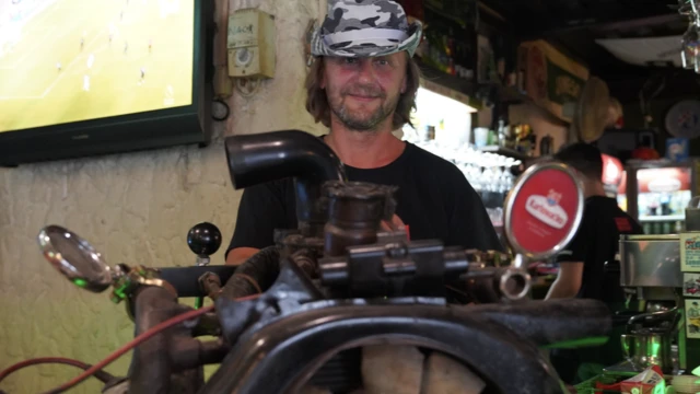 Točilica za pivo napravljena od spaček motora