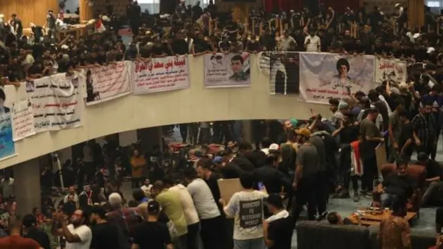 صورة أرشيفية لاحتجاجات أنصار التيار الصدري على ترشيح الإطار التنسيقي للسوداني رئيسا للوزراء