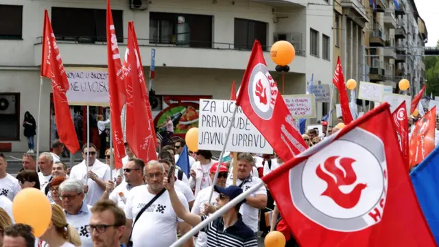 Hrvatski radnici marširaju tokom protesta za Međunarodni dan rada u centru Zagreba, Hrvatska