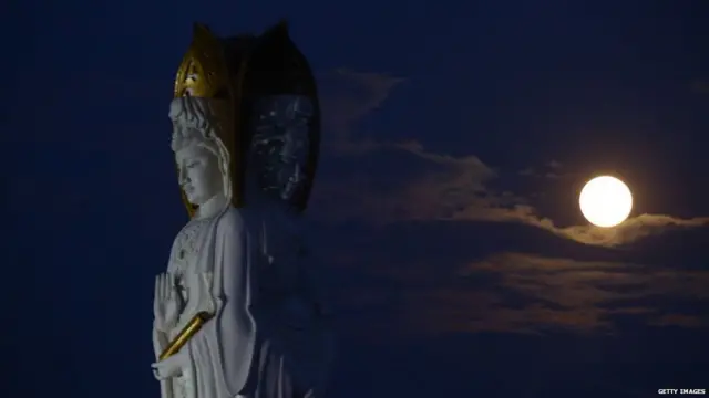 ચીનના આકાશમાં ચંદ્રની તસવીર