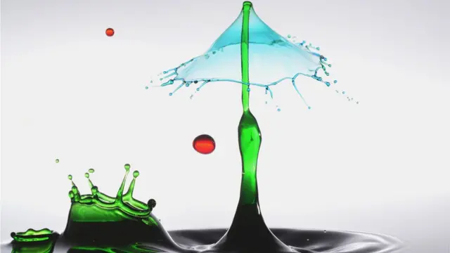 Formas que hacen las gotas en agua