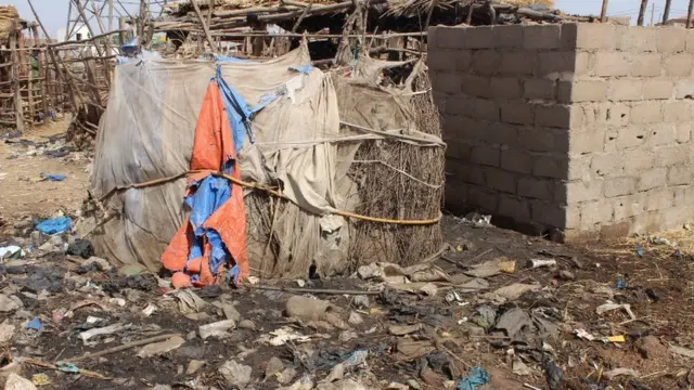 Une toilette de fortune dans les camps d'accueil des déplacés