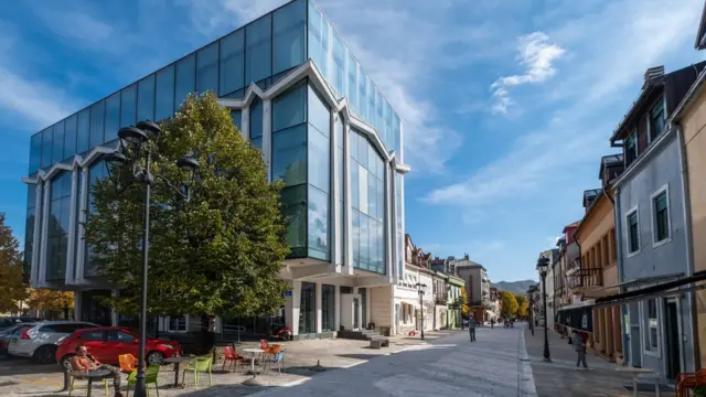 Na Cetinju se mogu videti i očuvane zgrade iz prošlih vremena, ali i moderna arhitektura