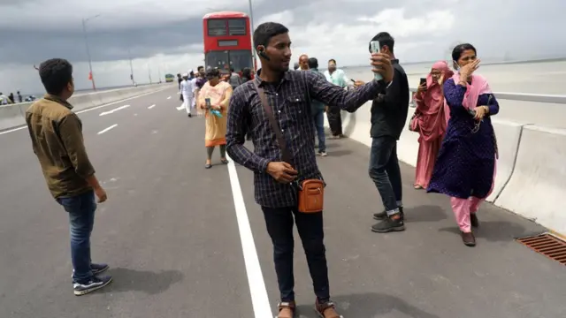 উদ্বোধনের পরদিনও জনসাধারণ সেতুতে নেমে ছবি তুলতে পারছিলেন, ২৬/০৬/২০২২