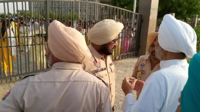 ਘਟਨਾ ਤੋਂ ਅਗਲੇ ਦਿਨ ਵਿਦਿਆਰਥਣਾਂ ਦਾ ਵਿਰੋਧ ਪ੍ਰਦਰਸ਼ਨ ਮੌਕੇ ਮੌਜੂਦ ਪੁਲਿਸ