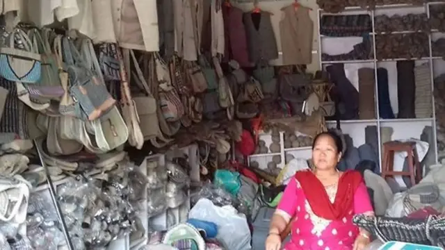 रोल्पाकी एक जना पूर्व शिक्षिकाले दाङमा एउटा अल्लो उद्योग स्थापना गरेर कैयौं महिलाहरूलाई रोजगारी दिइरहेकी छन्।