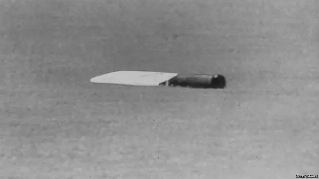 ਡੇਨਿਸ ਲਿਲੀ ਦਾ ਬੈਟ