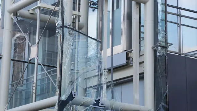 울산 성남동의 한 주상복합 건물 엘리베이터 유리 외벽이 강풍에 파손됐다