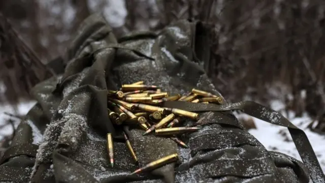 гильзы на снегу