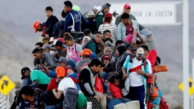 این مهاجران می گویند که از سرکوب، فقر و خشونت در کشورهای خود هندوراس، گواتمالا و السالوادور به طرف آمریکا فرار کرده اند