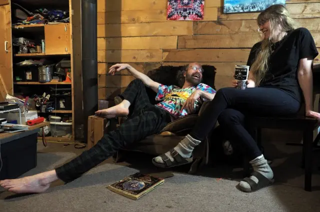 सोफ़े पर बैठकर गप्पे लड़ाता हुआ परिवार