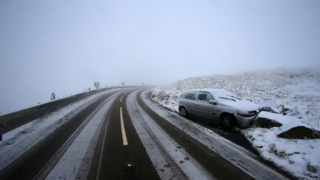 Машина, съехавшая в кювет.