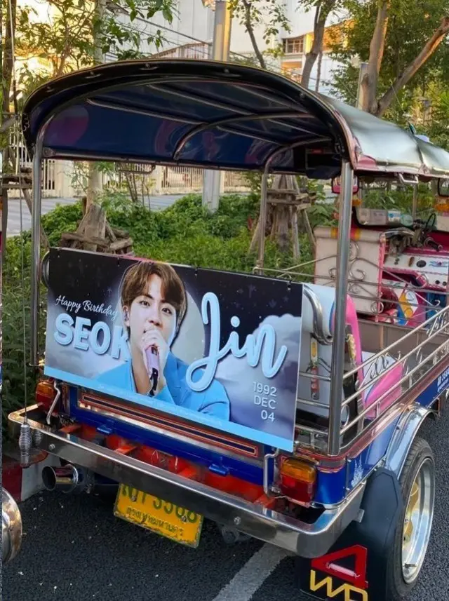 ป้ายโฆษณาที่ติดด้านหลังรถตุ๊กตุ๊ก