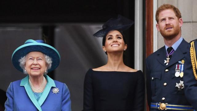 女王與薩塞克斯公爵伉儷在白金漢宮陽台觀看皇家空軍百週年檢閲式（10/7/2018）