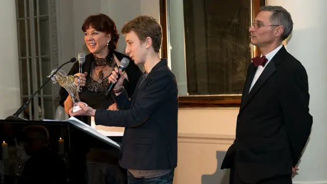 Семен Трескунов (в центре)