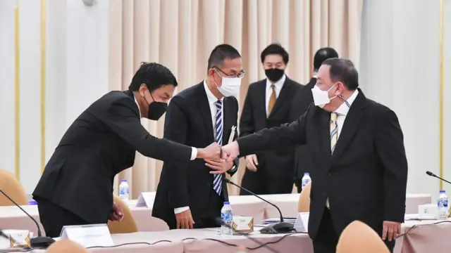 ผู้ว่าฯ กทม. ชนหมัดกับนายจุติ ไกรฤกษ์ รมว.การพัฒนาสังคมและความมั่นคงของมนุษย์ สังกัดพรรคประชาธิปัตย์