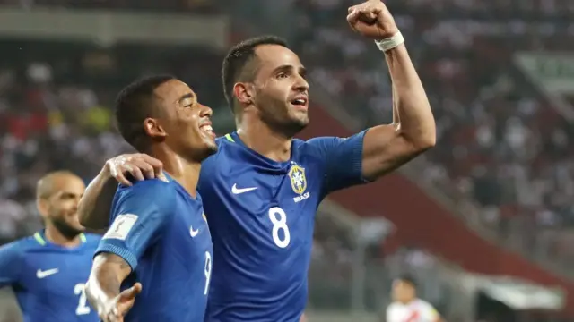 Renato Augusto y Gabriel Jesús, los goleadores de la noche frente a Perú