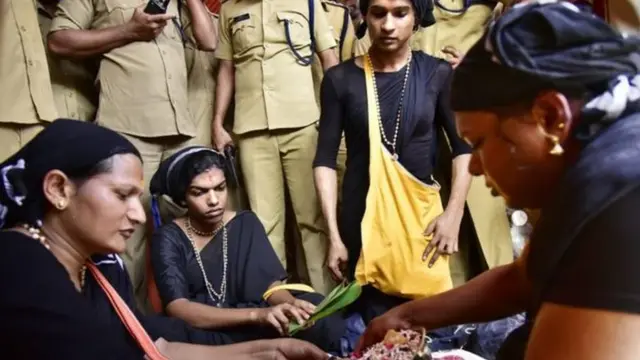 মন্দিরে পূজার প্রস্তুতি নিচ্ছেন তারা