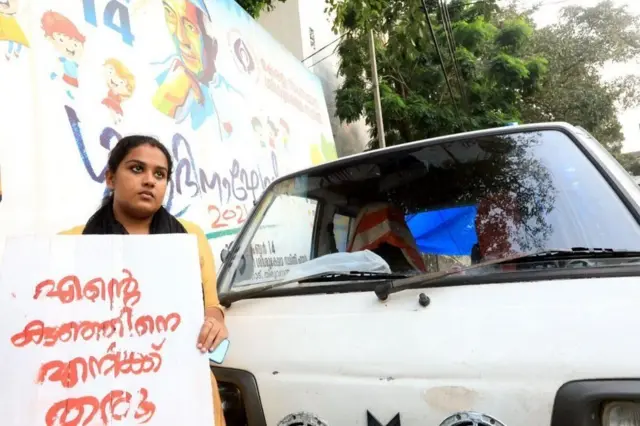 కేరళ: బిడ్డను తనకు తిరిగి ఇవ్వాలని అనుపమ, అజిత్ల జంట దత్తత ఏజెన్సీ ముందు నిరసన ప్రదర్శన చేపట్టారు.