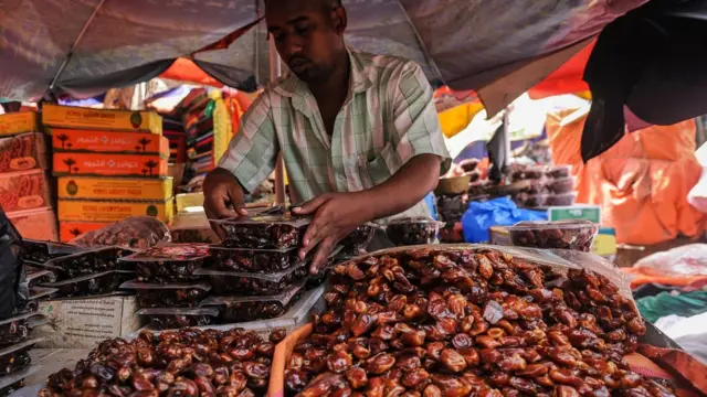 Wani mai sayar da dabino a wata kasuwa da ke birnin Mogadishu na kasar Somaliya ranar Alhamis