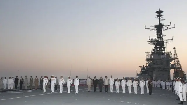 છઠ્ઠી માર્ચ 2017ના દિવસે સૂર્યાસ્ત સમયે ભારતીય નૅવી, ભારતીય સેનાના અધિકારીઓ તથા બ્રિટિશ નૅવીના નિવૃત્ત અધિકારીઓની હાજરીમાં ભારતીય નૌકાદળનો એક યુગ અસ્ત થયો