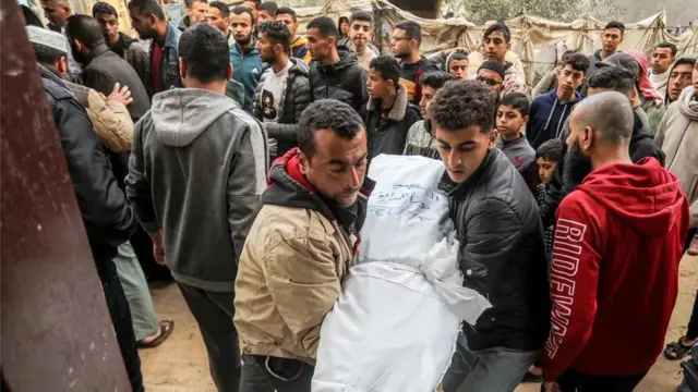 Майит кўтарган одамлар