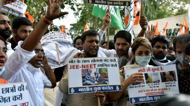 டெல்லியில் ஆர்ப்பாட்டத்தில் ஈடுபடும் காங்கிரஸ் தொண்டர்கள்