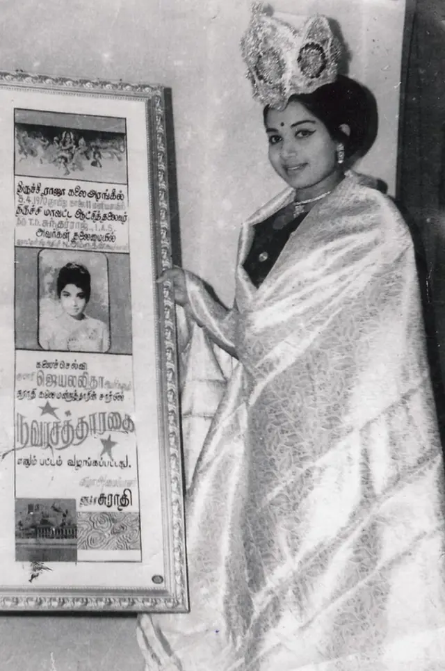 'நவரசத்தாரகை' என்னும் பட்டம் ஜெயலலிதாவிற்கு வழங்கப்பட்ட போது.