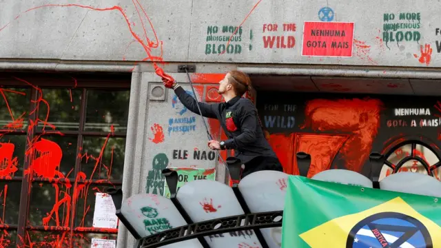 Um ativista joga tinta vermelha na fachada da Embaixada brasileira durante um protesto do Extinction Rebellion na Embaixada brasileirarobo lotofacil onlineLondresrobo lotofacil online13robo lotofacil onlineagostorobo lotofacil online2019