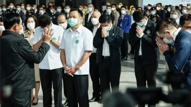 รัฐมนตรีและข้าราชการระดับสูงไหว้นายกฯ ระหว่างตรวจเยี่ยมการฉีดวัคซีนที่สถานีกลางบางซื่อ